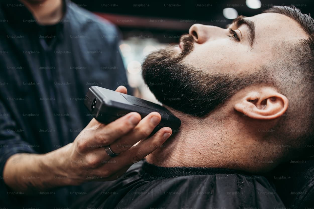 Barber - detailní holení břitvou