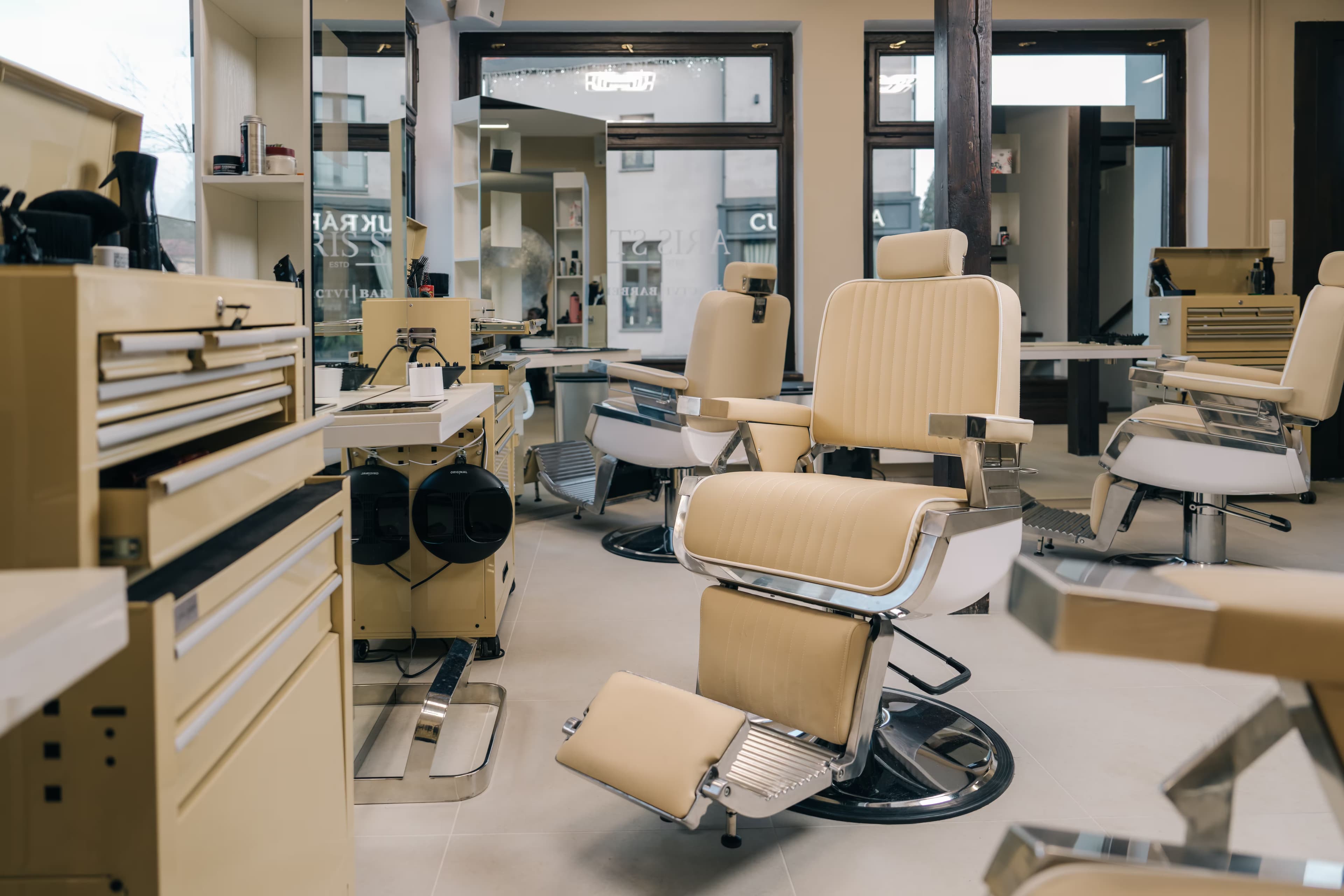 Dámské kadeřnictví - precizní střih na tmavých vlasech